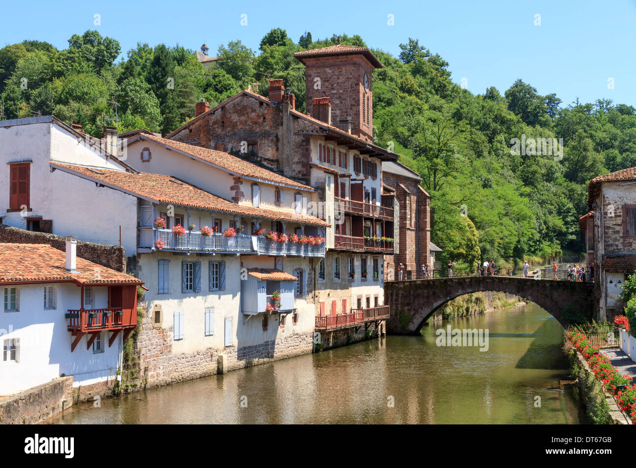 Pont sur la rivière Nive SaintJeanPieddePort, France Photo Stock Alamy