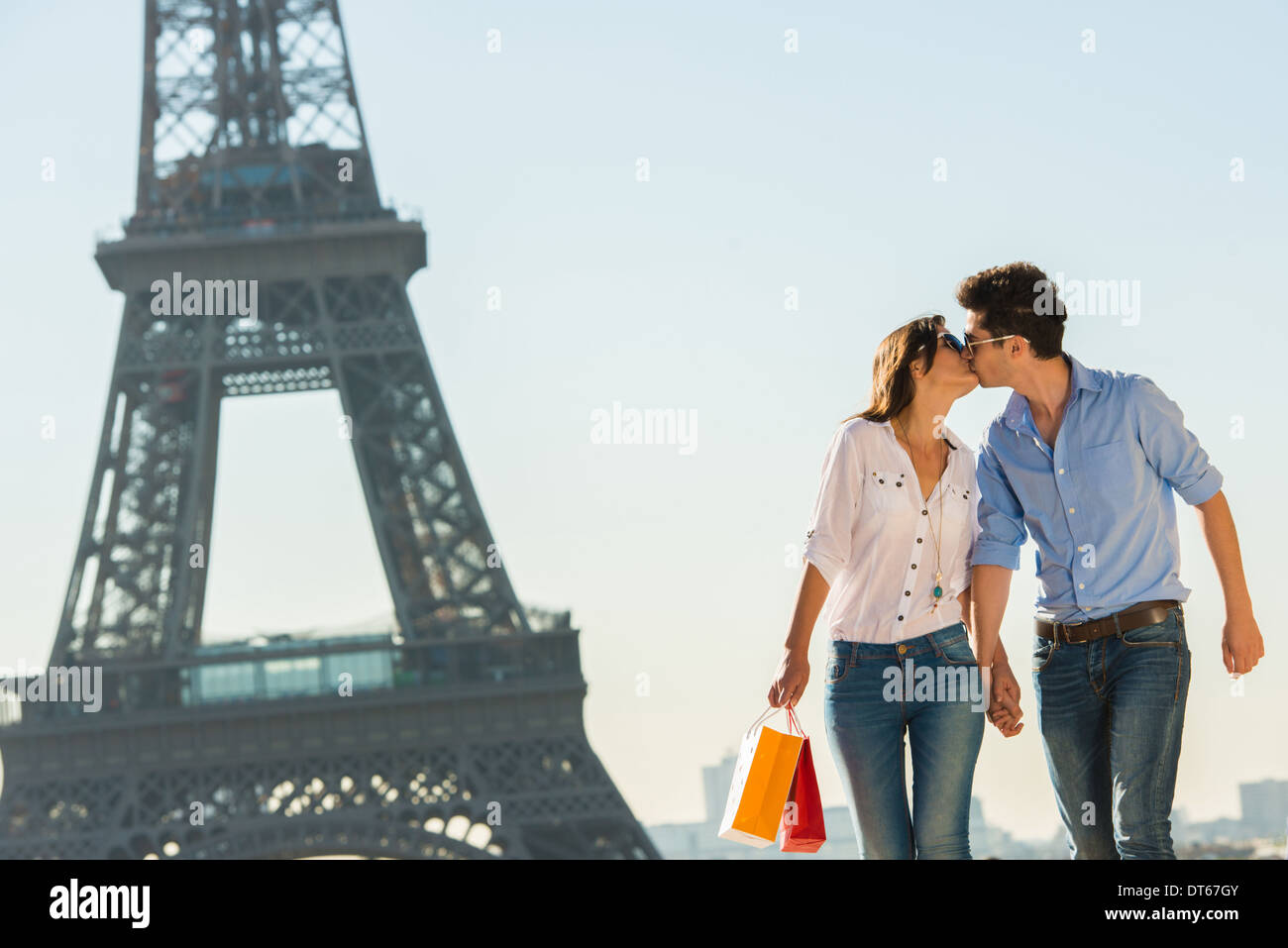 Couple près de Eiffel Tower, Paris, France Banque D'Images