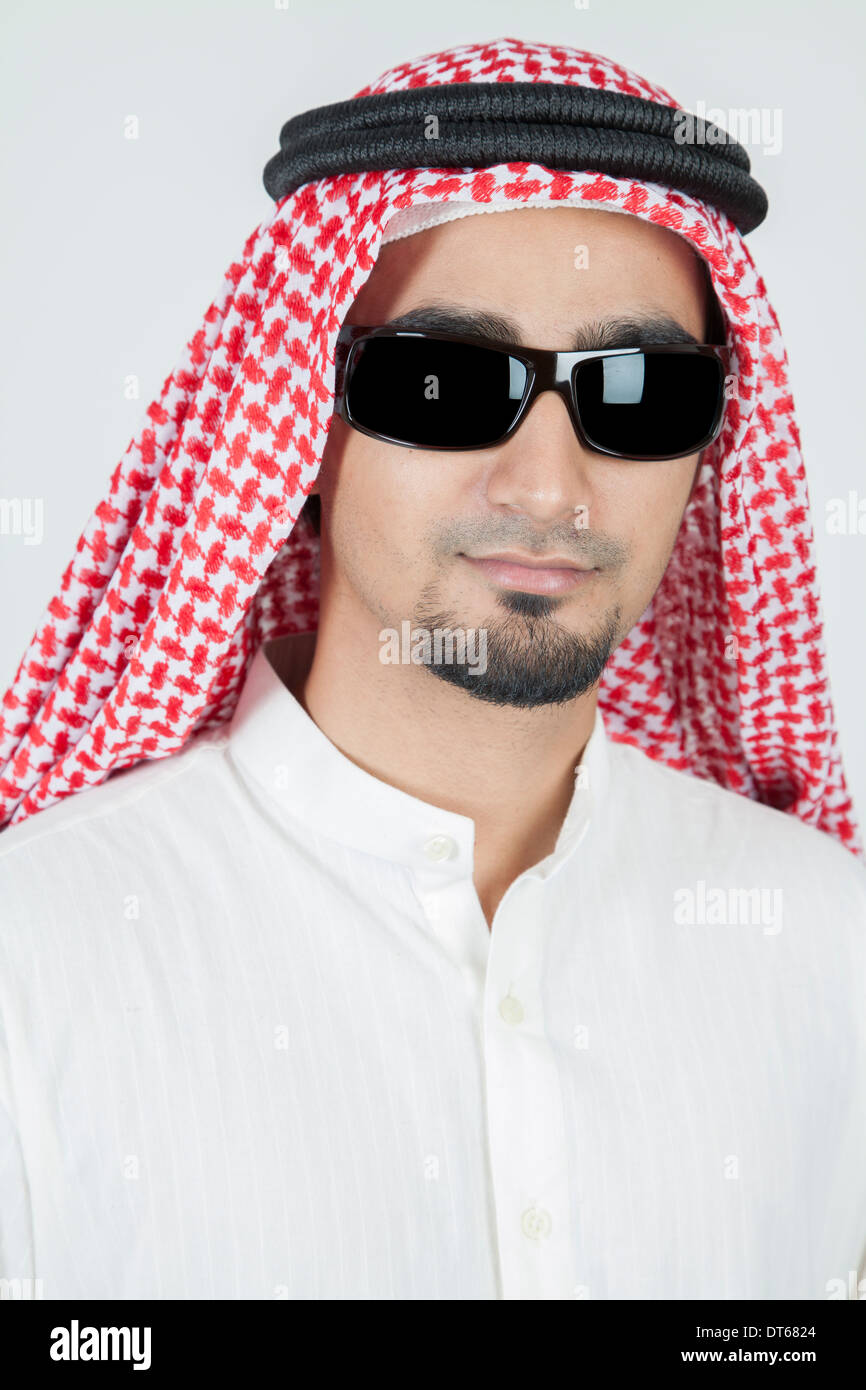 Portrait jeune arabe portant des lunettes de soleil Photo Stock - Alamy