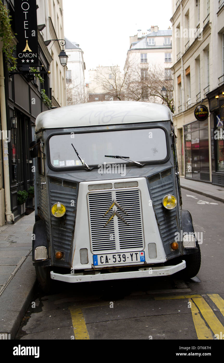 Citroën H Van stationné dans les rues de Paris, France. Banque D'Images