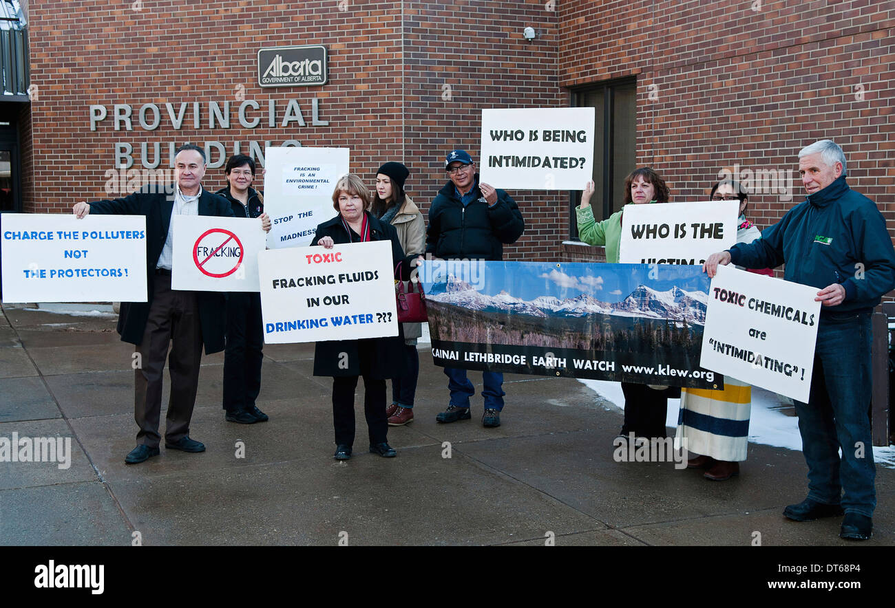 Le Canada, l'Alberta, Cardston, anti-fracking protestataires manifester devant la Cour provinciale de l'Alberta à l'appui de Lois Frank. Banque D'Images