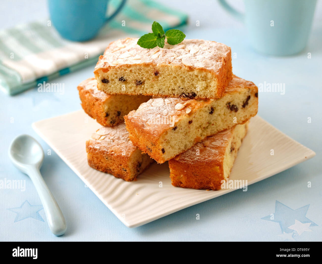 Gâteau mousse au chocolat et morceaux d'amandes. Recette disponible. Banque D'Images