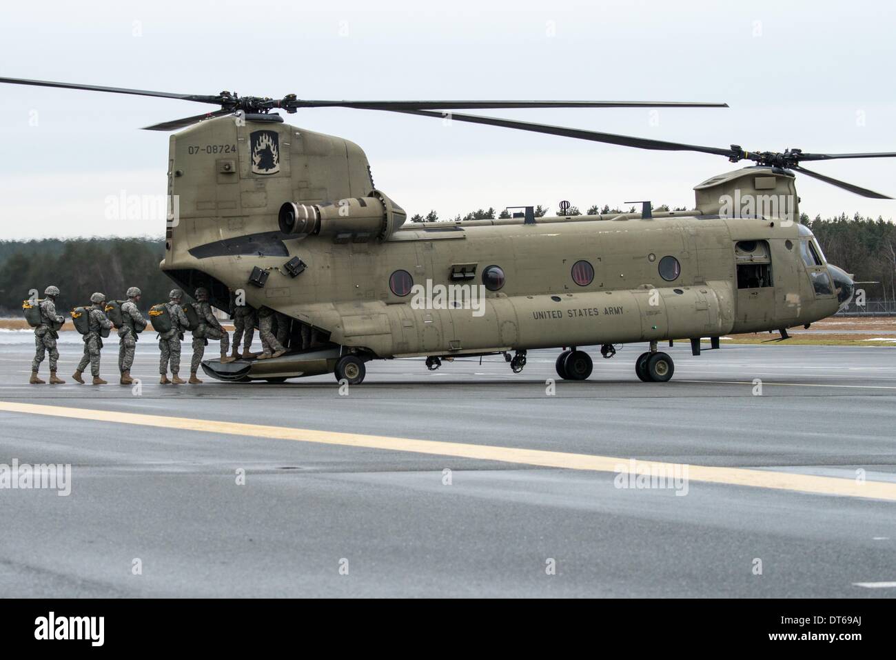 Grafenwoehr, Allemagne. 10 fév, 2014. Des soldats de l'armée américaine entrer un hélicoptère CH-47 Chinook de Boeing à la zone d'entraînement à Grafenwoehr, Allemagne, 10 février 2014. Environ 350 soldats est passé de environ 330 mètres au-dessus du niveau de la mer d'un hélicoptère militaire. La formation prépare la 173e Brigade aéroportée pour d'autres opérations. L'unité a déjà été employé dans les zones de guerre en Irak et en Afghanistan. Photo : ARMIN WEIGEL/dpa/Alamy Live News Banque D'Images