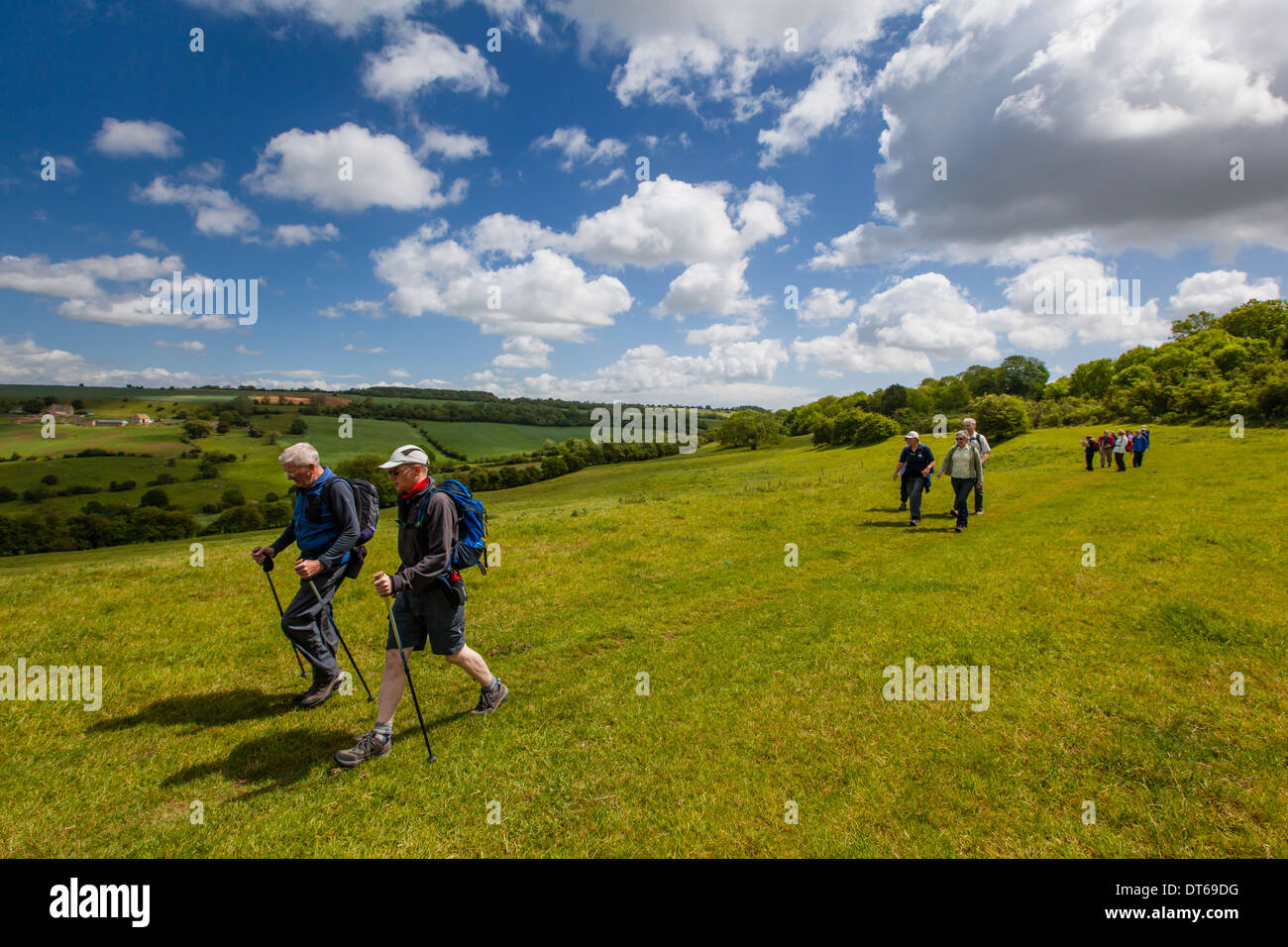 Les promeneurs sur la façon Winchcombe pendant le festival marche, Cotswolds, Royaume-Uni Banque D'Images