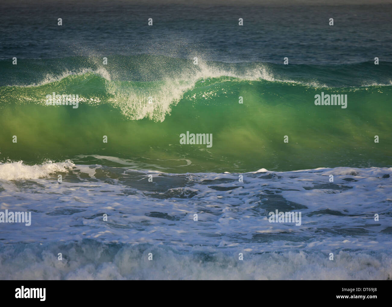 Cresting vagues au large des côtes de Cape Algulhas dans le sud de l'Afrique du Sud. Banque D'Images