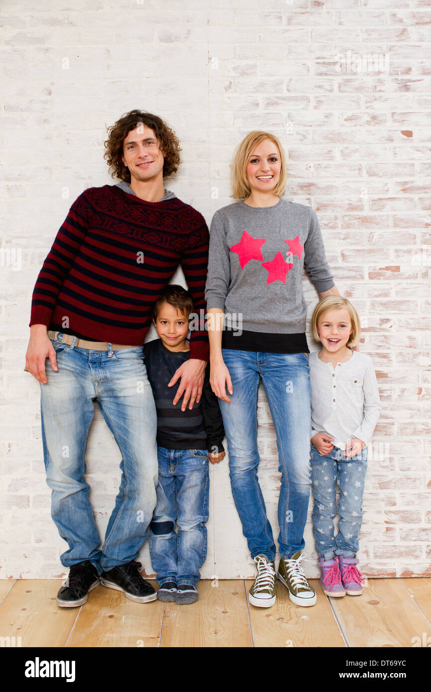 Studio portrait de couple avec son fils et sa fille Banque D'Images