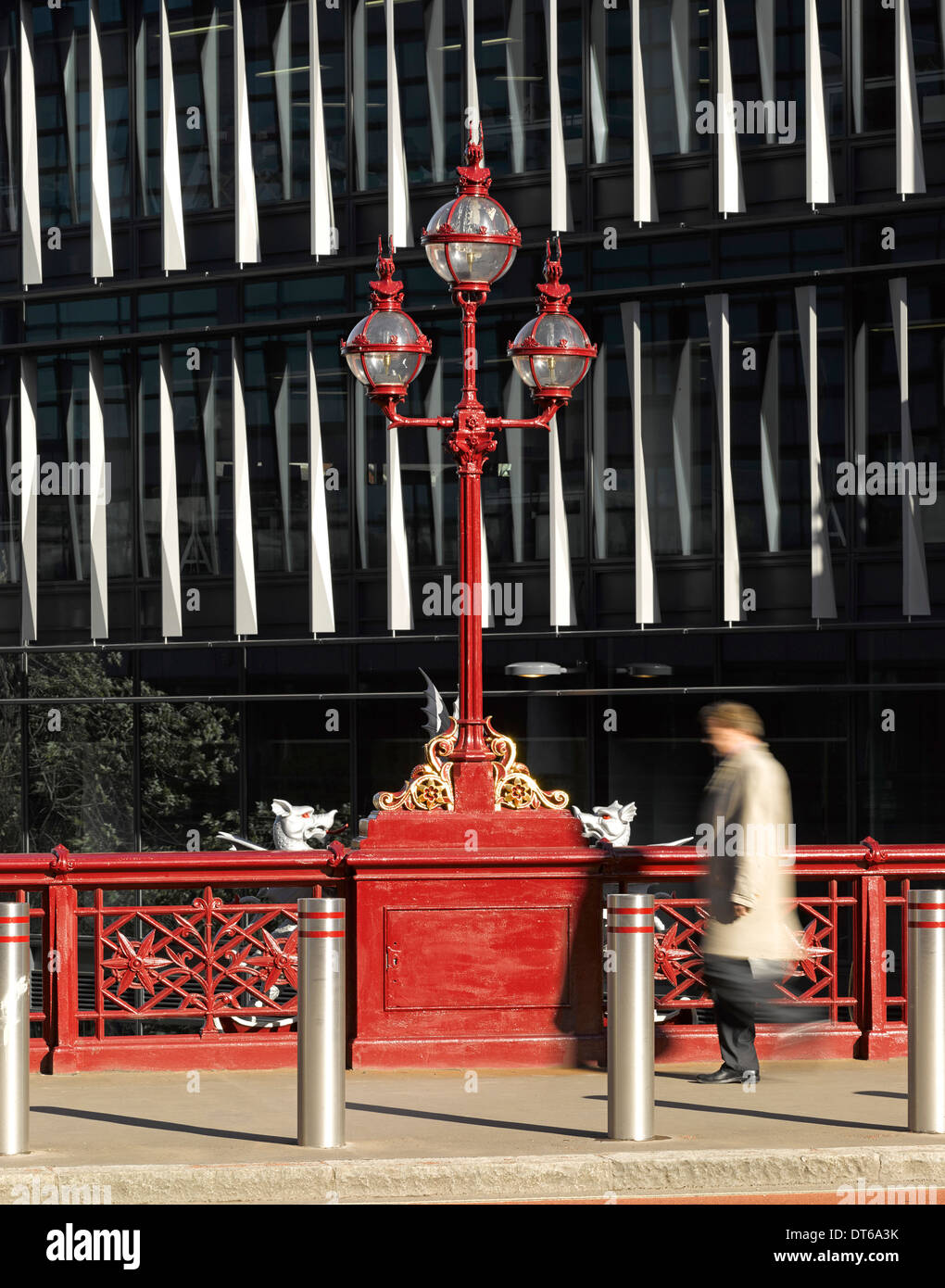 60 London, Londres, Royaume-Uni. Architecte : Kohn Pedersen Fox Associates (KPF), 2014. Détail montrant le pont orné avec nouveau bu Banque D'Images
