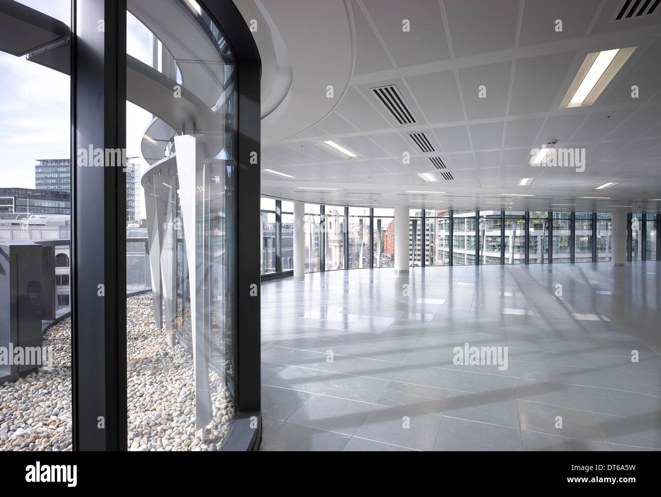 60 London, Londres, Royaume-Uni. Architecte : Kohn Pedersen Fox Associates (KPF), 2014. Plaque de plancher de bureau typique sur la région de leve Banque D'Images