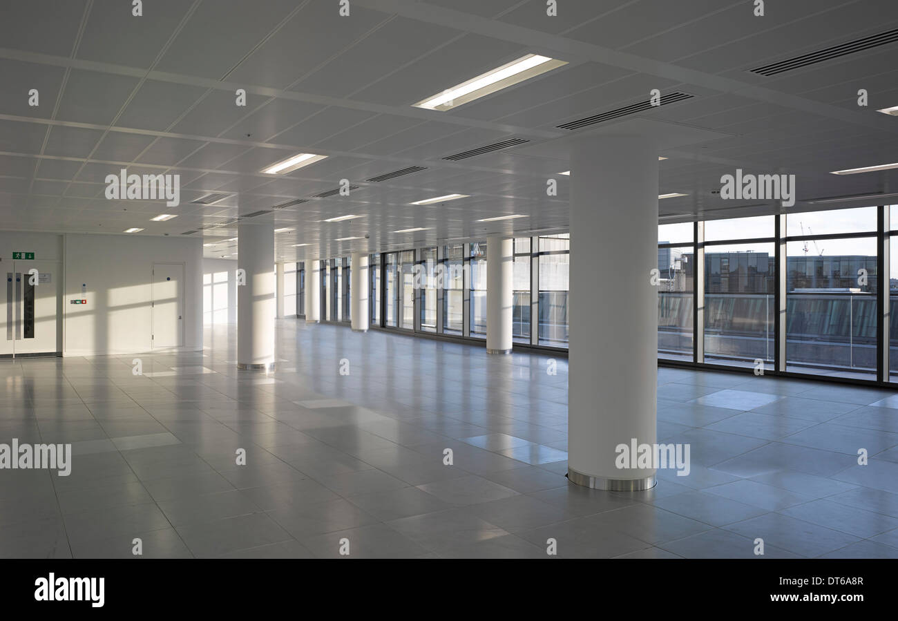 60 London, Londres, Royaume-Uni. Architecte : Kohn Pedersen Fox Associates (KPF), 2014. Plaque de plancher de bureau typique sur la région de leve Banque D'Images