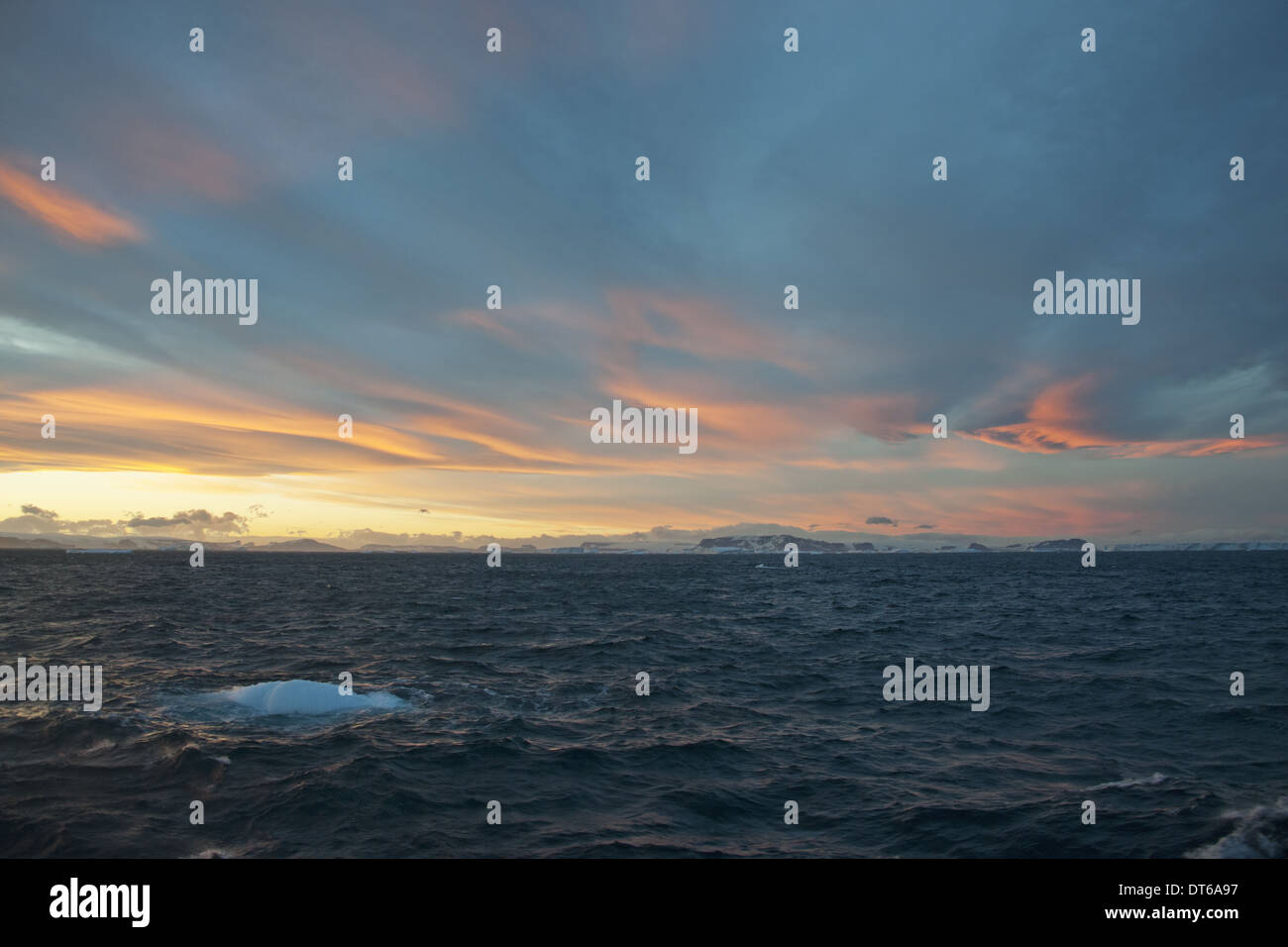 Coucher de soleil dans la mer de Weddell. Banque D'Images