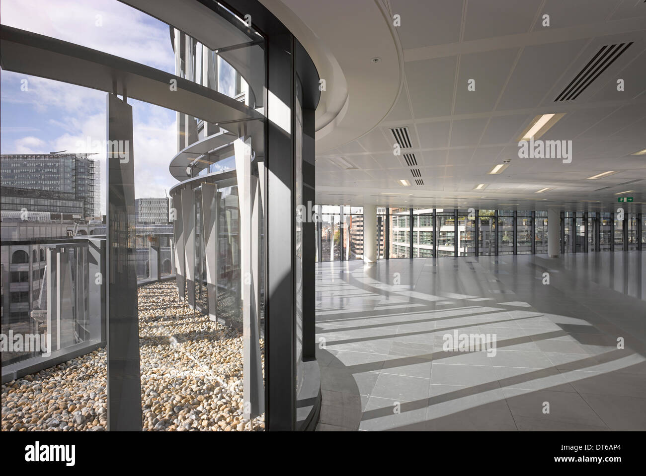60 London, Londres, Royaume-Uni. Architecte : Kohn Pedersen Fox Associates (KPF), 2014. Plaque de plancher de bureau typique sur la région de leve Banque D'Images