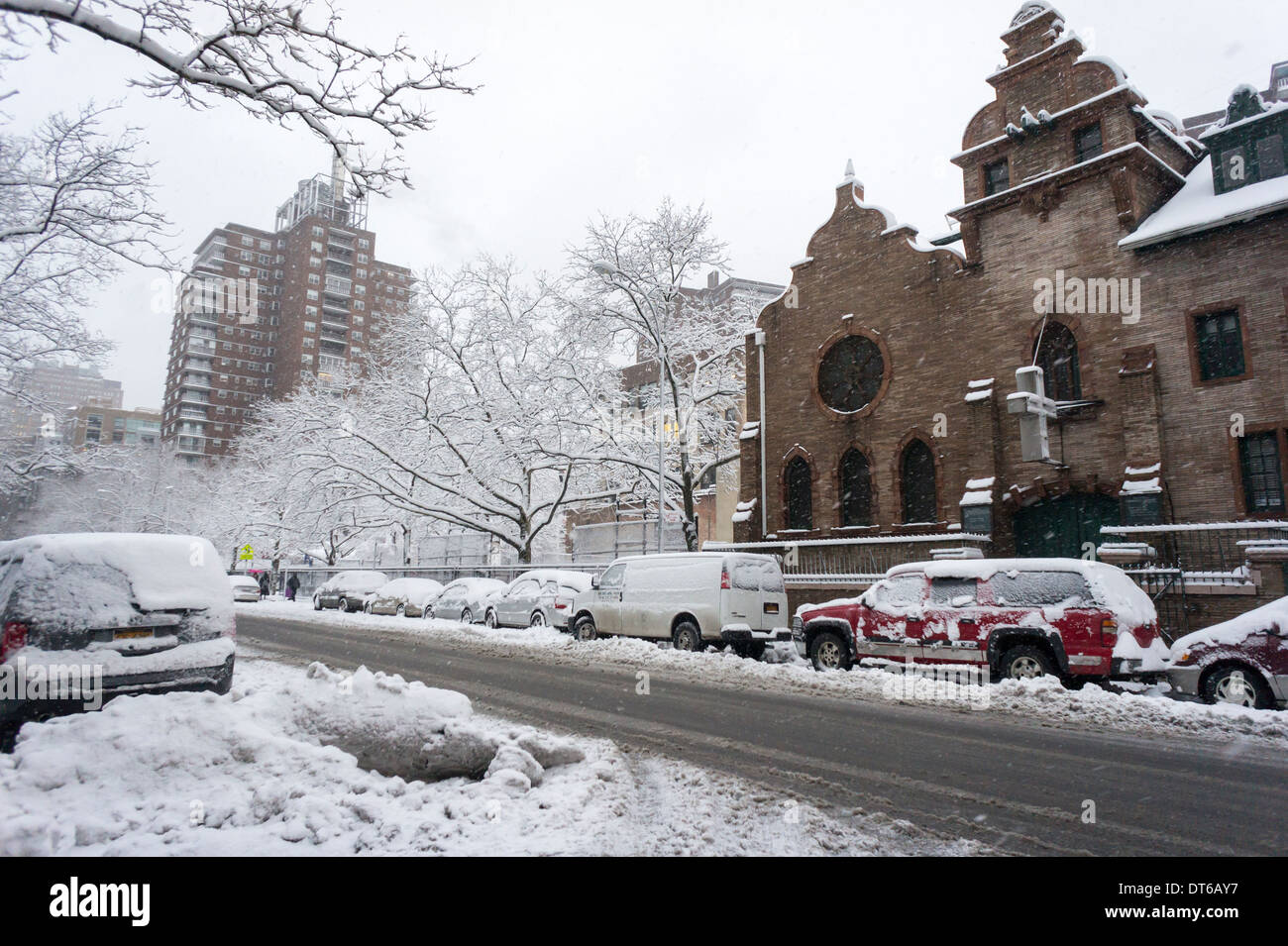 Rue couverte de neige mouillée dans le quartier de Chelsea, New York Banque D'Images