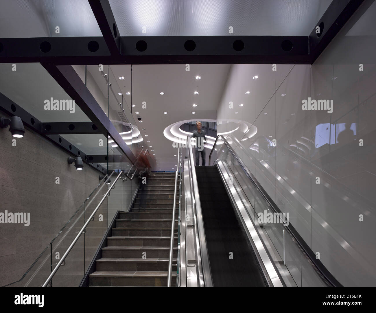 60 London, Londres, Royaume-Uni. Architecte : Kohn Pedersen Fox Associates (KPF), 2014. Escalator au niveau inférieur. Banque D'Images