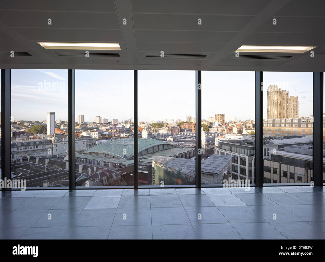 60 London, Londres, Royaume-Uni. Architecte : Kohn Pedersen Fox Associates (KPF), 2014. Vue vers le niveau supérieur de Smithfield Banque D'Images
