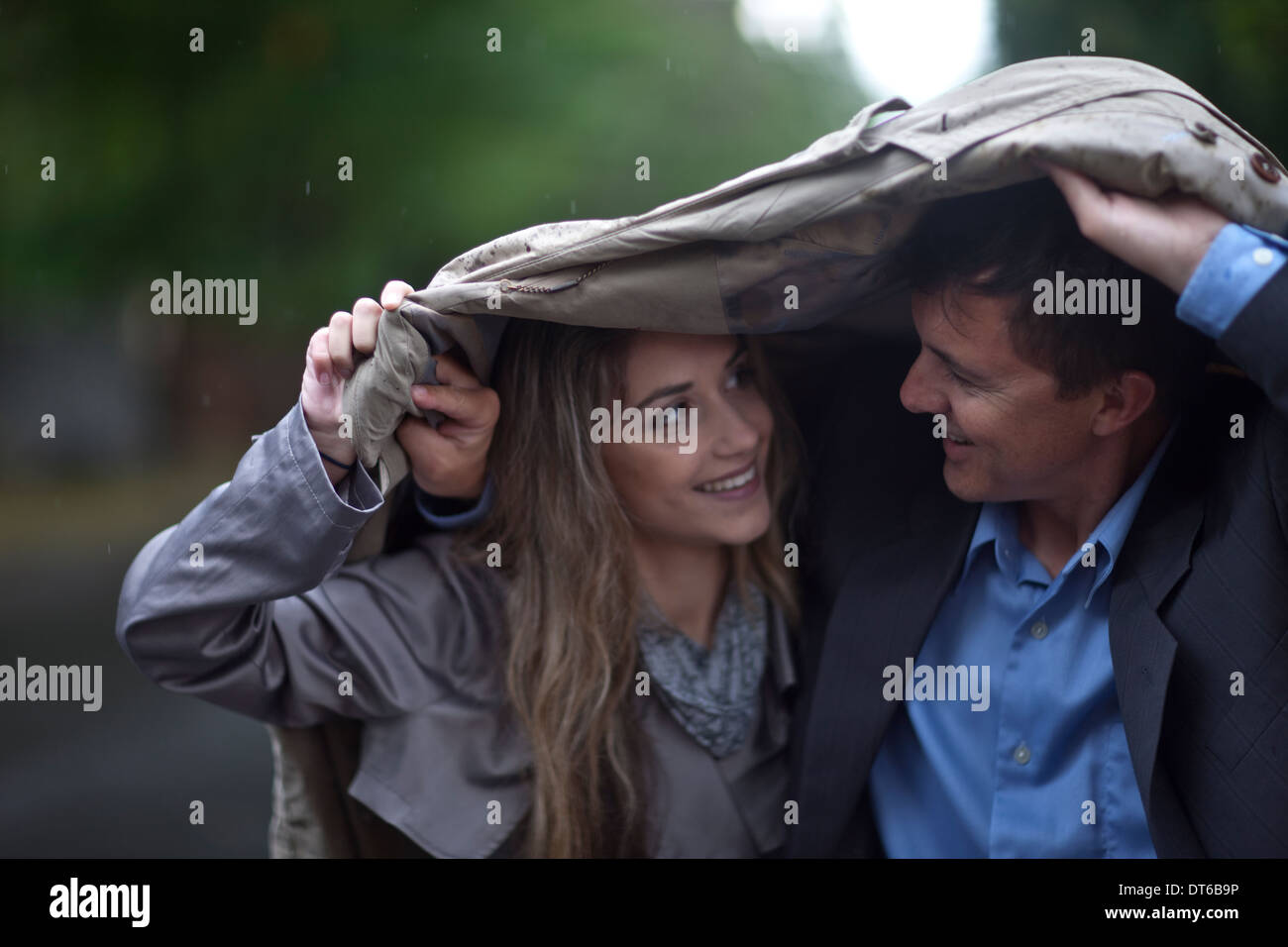 Jeune femme et mature man walking in park Banque D'Images