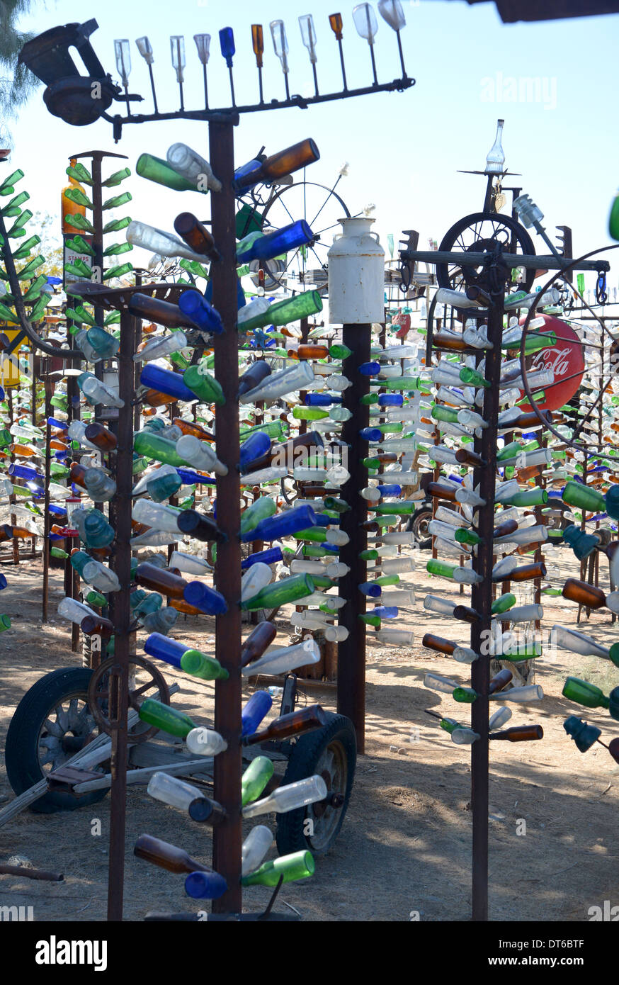 Elmer's Bottle Tree Ranch depuis longtemps une Route 66 monument à Mojave County, Californie Banque D'Images