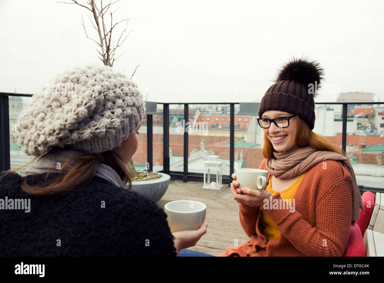 Deux jeunes femmes adultes ayant le toit-terrasse de café Banque D'Images