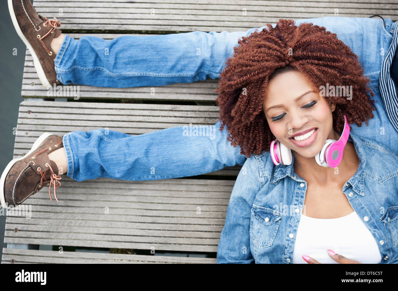Young couple on Jetty, overhead view Banque D'Images