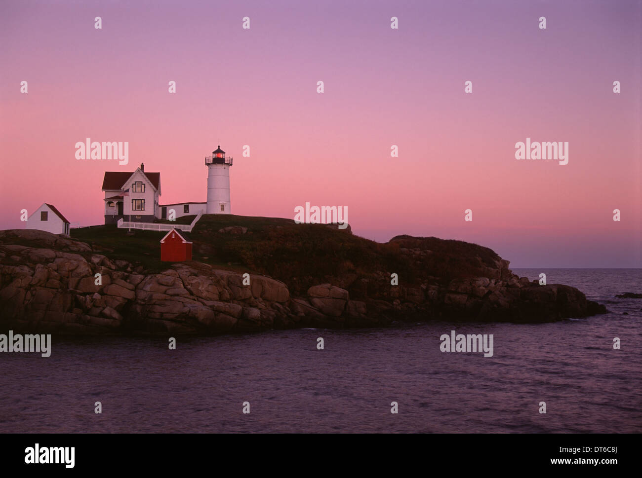 Cape Neddick et le phare Nubble, sur un promontoire sur la côte du Maine au coucher du soleil. Banque D'Images