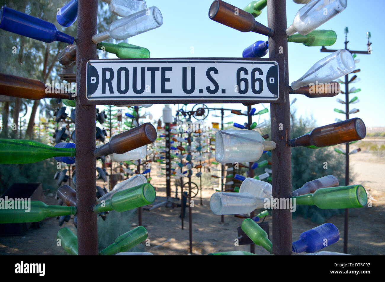Elmer's Bottle Tree Ranch depuis longtemps une Route 66 monument à Mojave County, Californie Banque D'Images