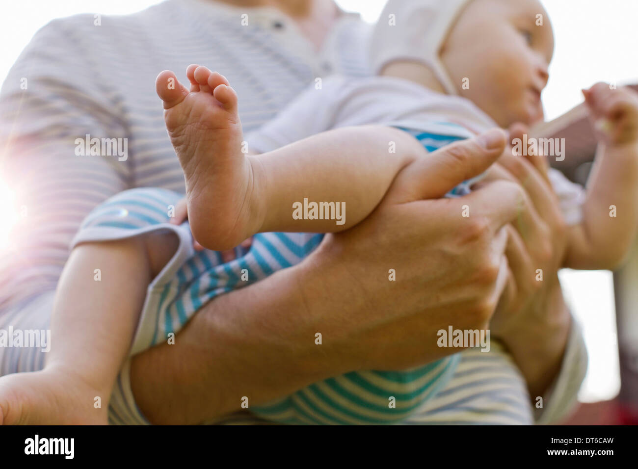 Father carrying baby daughter Banque D'Images