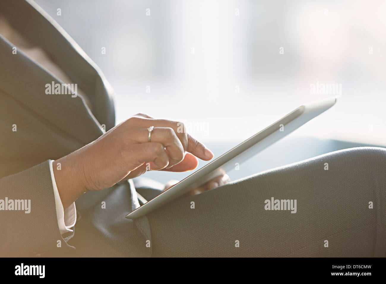 Businesswoman using digital tablet, Close up Banque D'Images