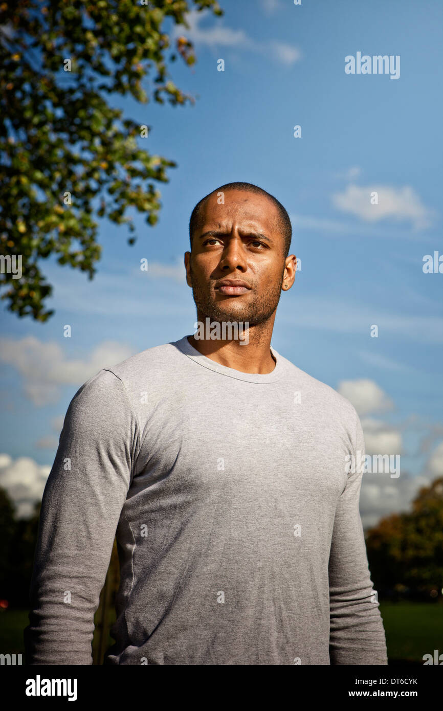 Man Standing in park Banque D'Images