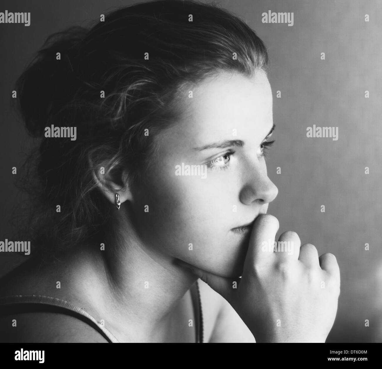 Close-up Portrait Of Pretty Girl Dreaming et de rabotage en noir et blanc Banque D'Images