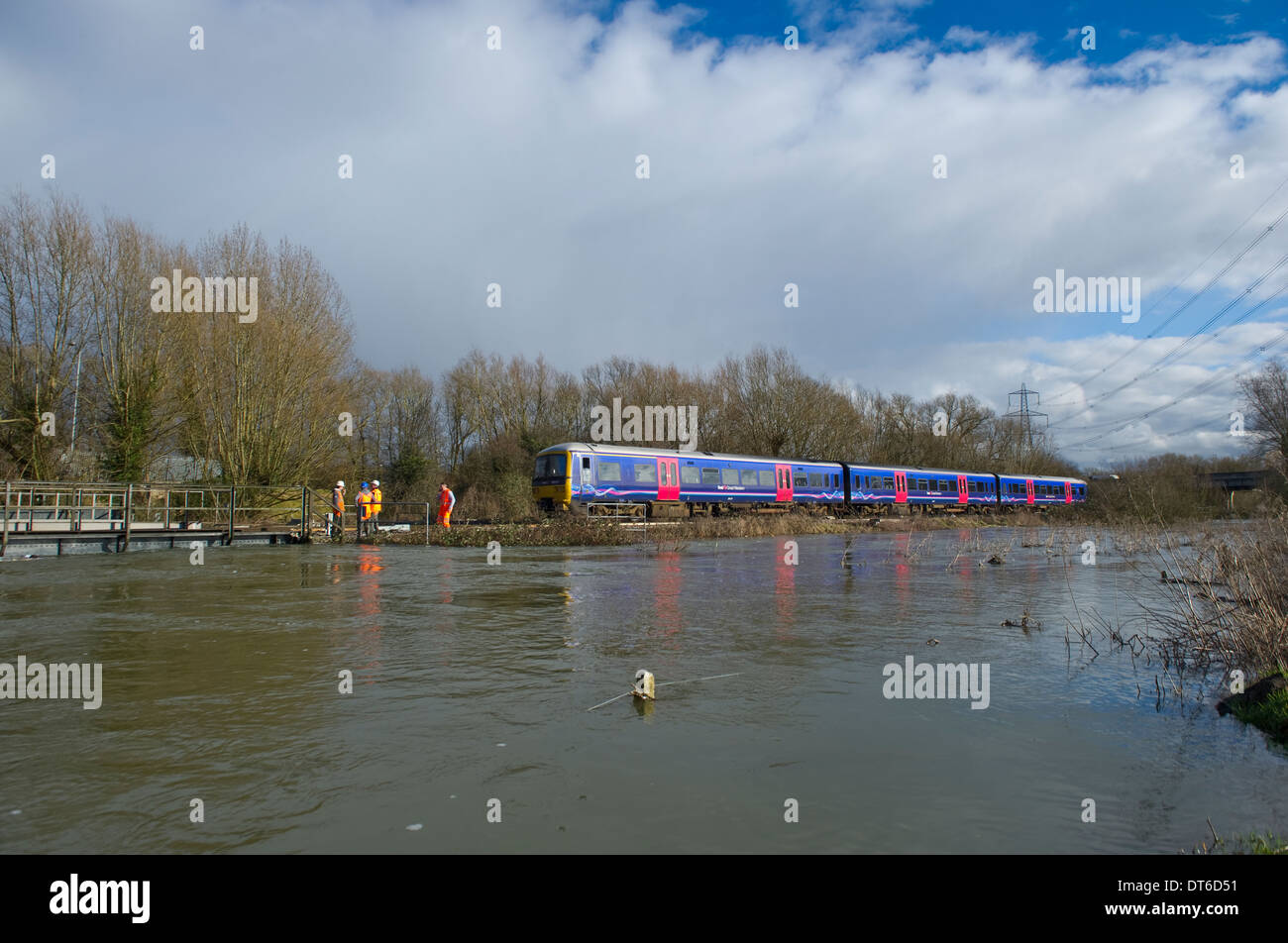 Un service First Great Western négocie une section de la voie à la Semois, près de Radley, Oxfordshire Banque D'Images