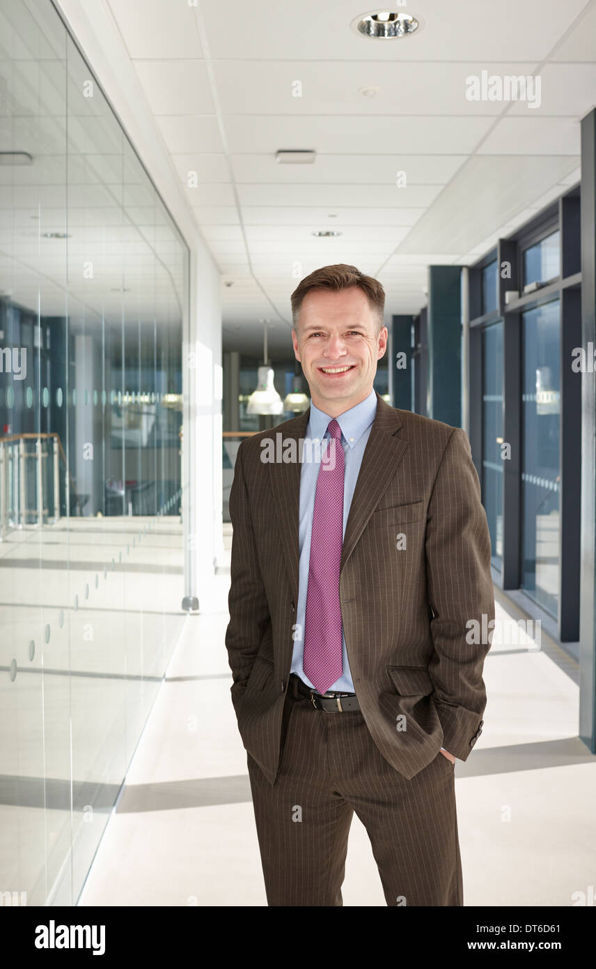 Portrait of businessman in corridor Banque D'Images