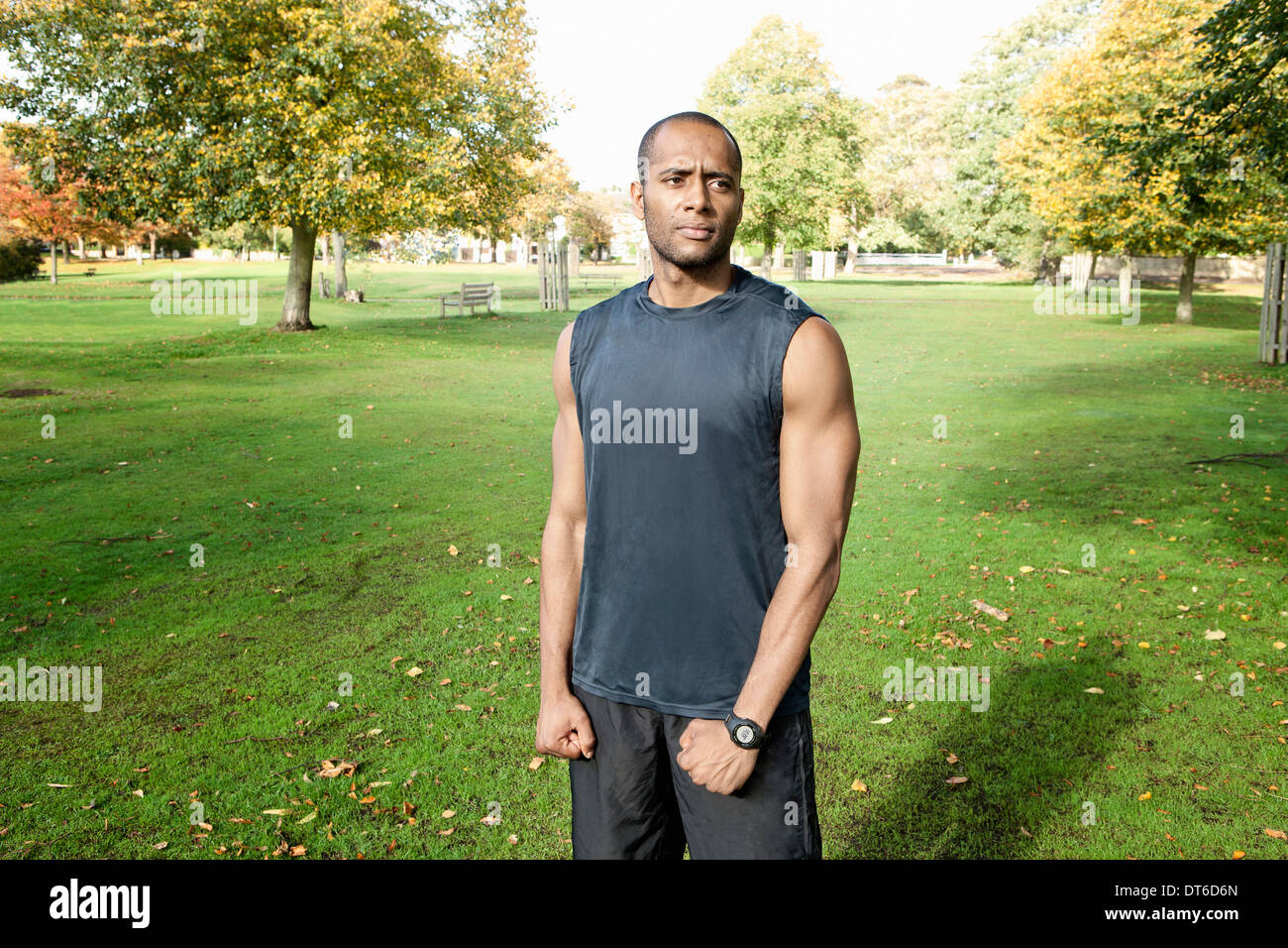 Man Standing in park Banque D'Images