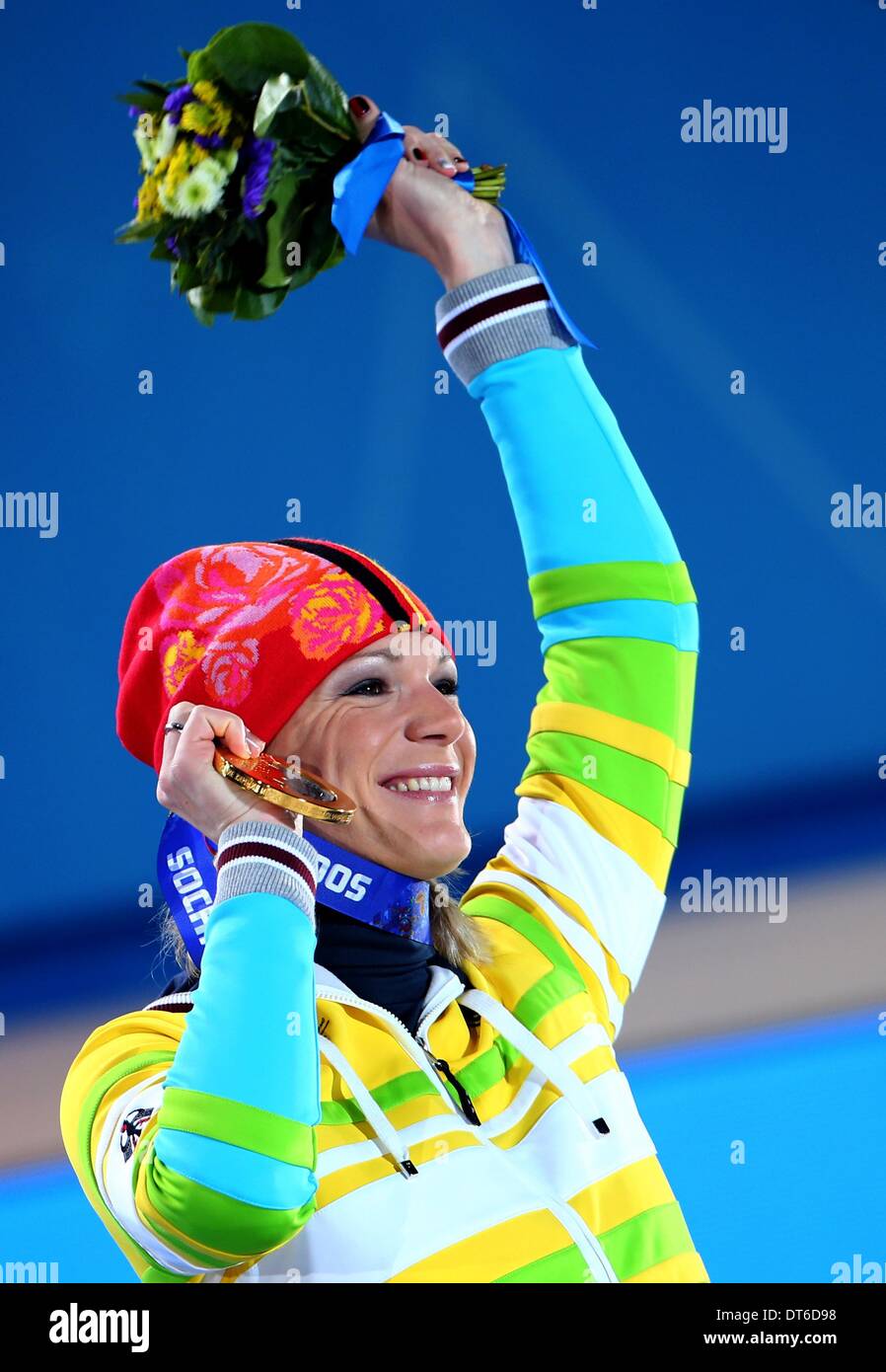 Maria Hoefl-Riesch de l'Allemagne pose avec sa médaille d'or lors de la cérémonie de la victoire du Super Combiné Dames médaille à Plaza dans le Parc olympique de Sotchi à l'Jeux olympiques de 2014 à Sotchi, Russie, 10 février 2014. Photo : Michael Kappeler/dpa Banque D'Images