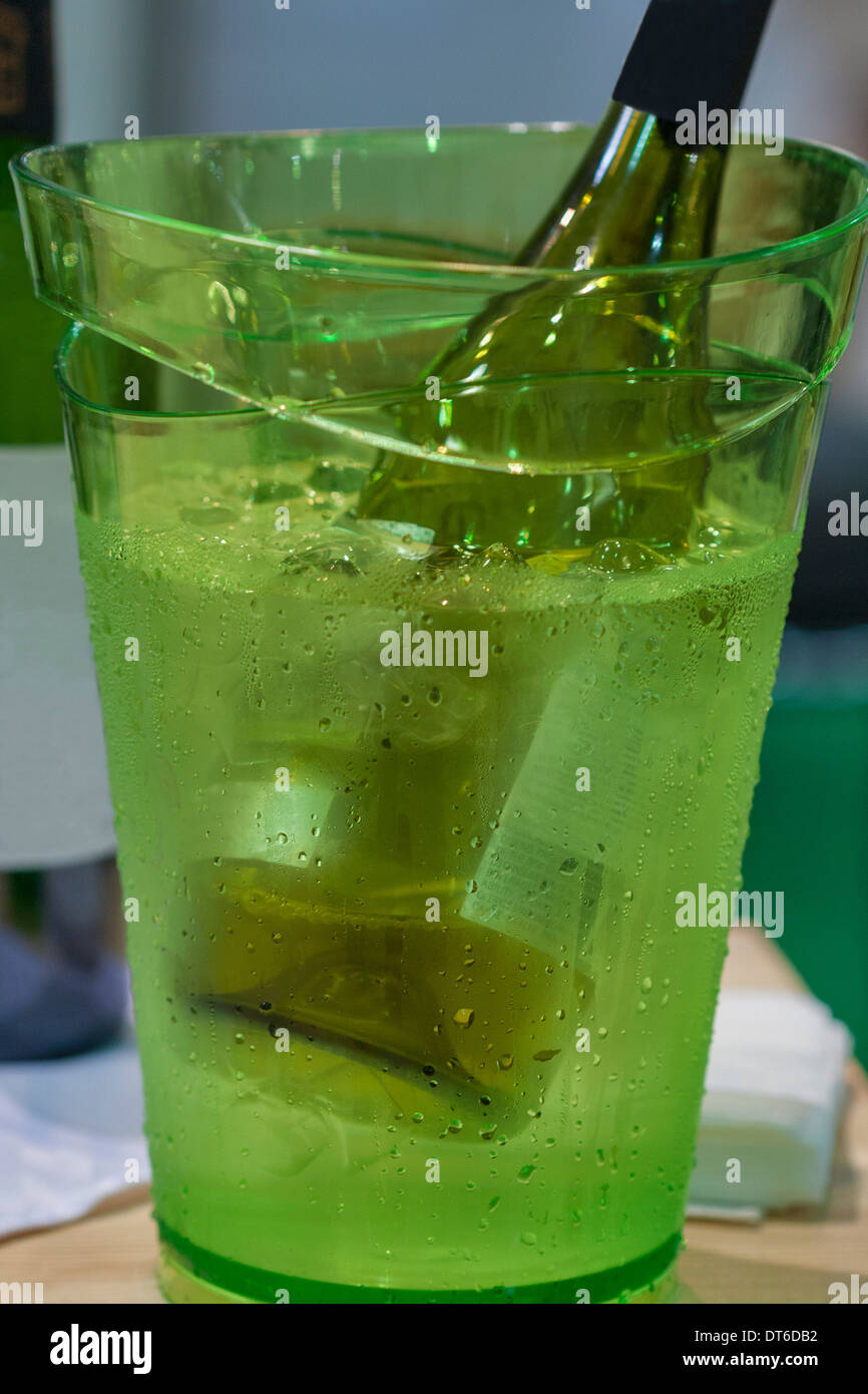 La benne verte pour le refroidissement des bouteilles de vin de glace et de bouteille de vin Banque D'Images