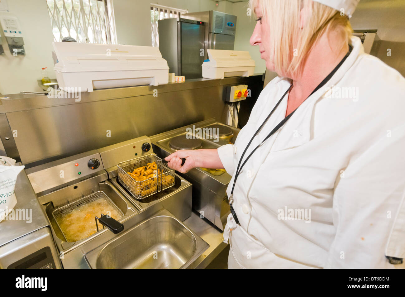 Femme chef de préparer des aliments dans une cuisine commerciale Banque D'Images