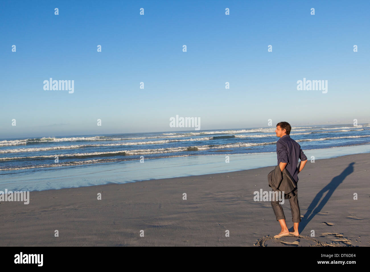 Man enjoying beach Banque D'Images