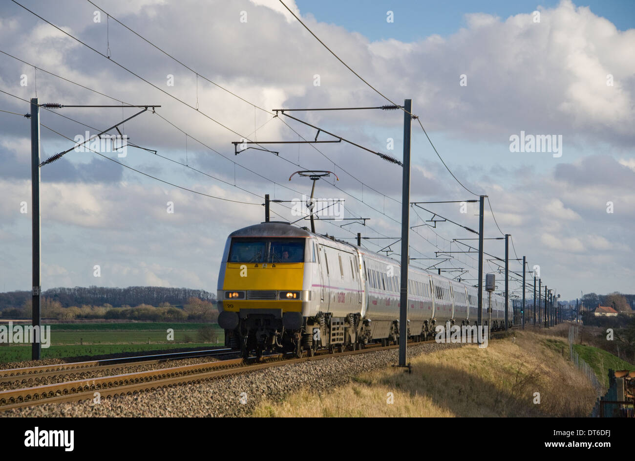 Un service de trains de la côte est du nord, les tempêtes en Bretagne avec un Balderton London Kings Cross à Newcastle express. Banque D'Images