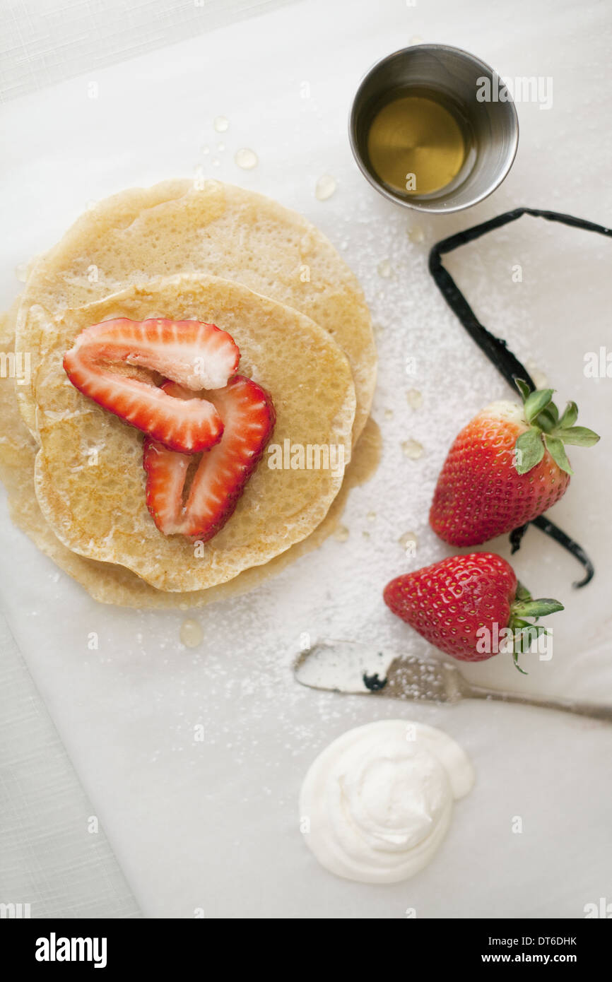 Parti d'une sélection de desserts. Crêpes, plats préparés, avec des fraises et une boisson. L'alimentation biologique. Banque D'Images