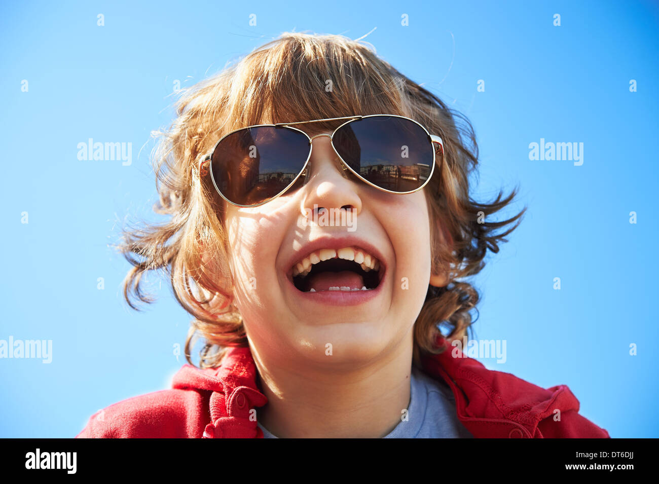 Jeune garçon avec des lunettes de soleil Banque de photographies et  d'images à haute résolution - Alamy