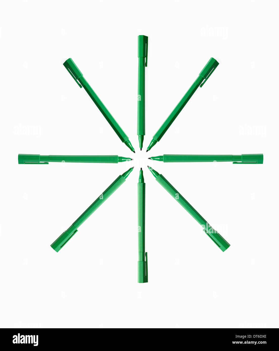 Les fournitures de bureau. Stylos feutre de couleur verte, plumes et pen top cas, disposés en étoile. Banque D'Images