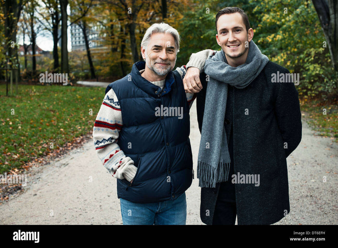 Deux hommes friends posing in woods Banque D'Images