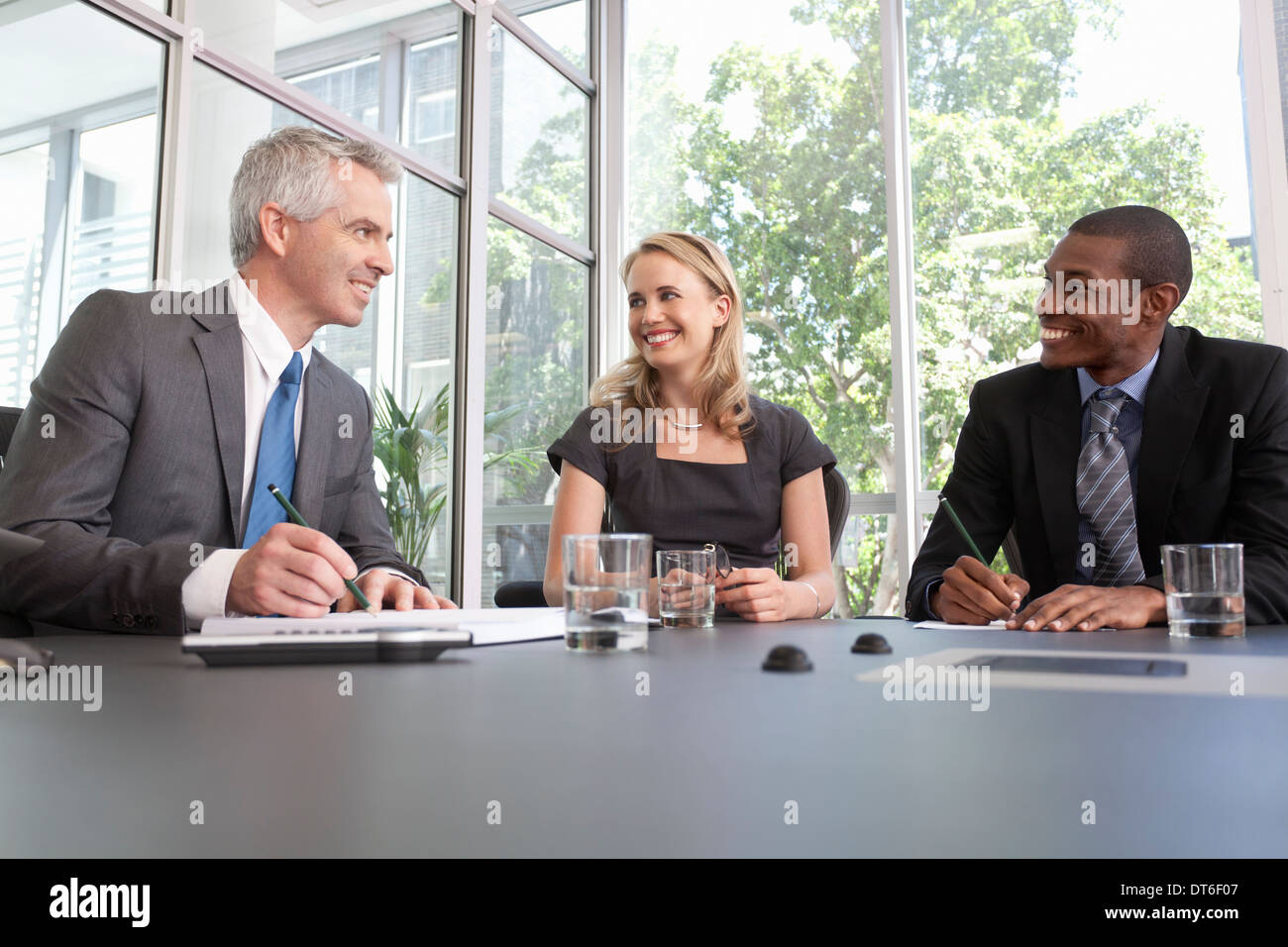 Responsable d'entreprise et de l'équipe réunion holding in office Banque D'Images