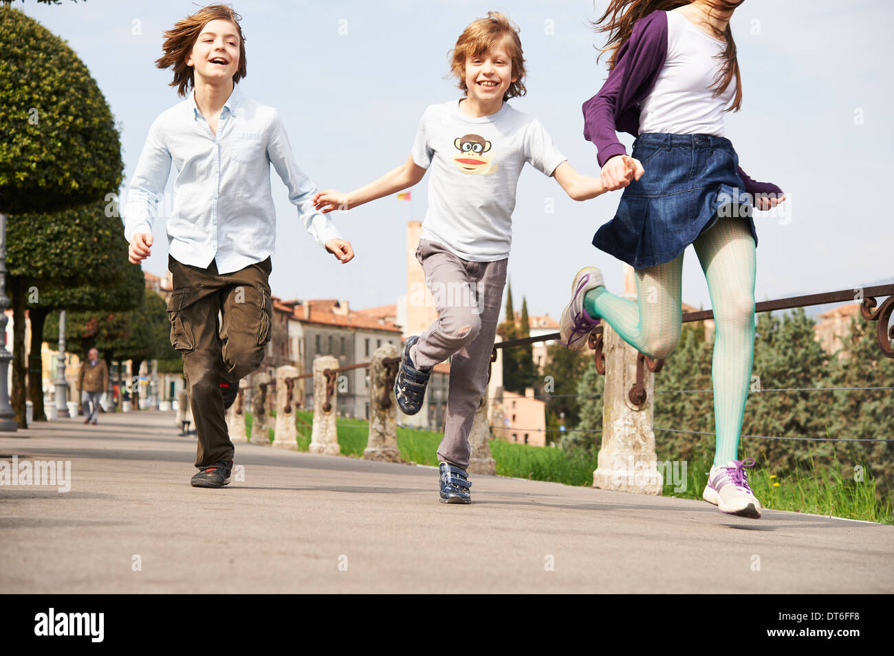 Jeunes Frères et soeur qui traverse parc, Province de Venise, Italie Banque D'Images