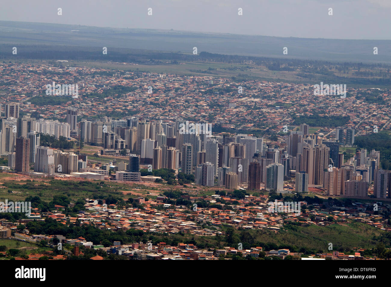 L'une des villes satellites construites pour loger les travailleurs de la construction building Brasilia en 1961 au Brésil. Banque D'Images