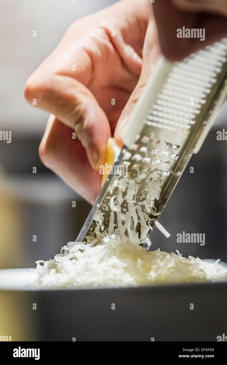 La main de râper le fromage parmesan Photo Stock - Alamy