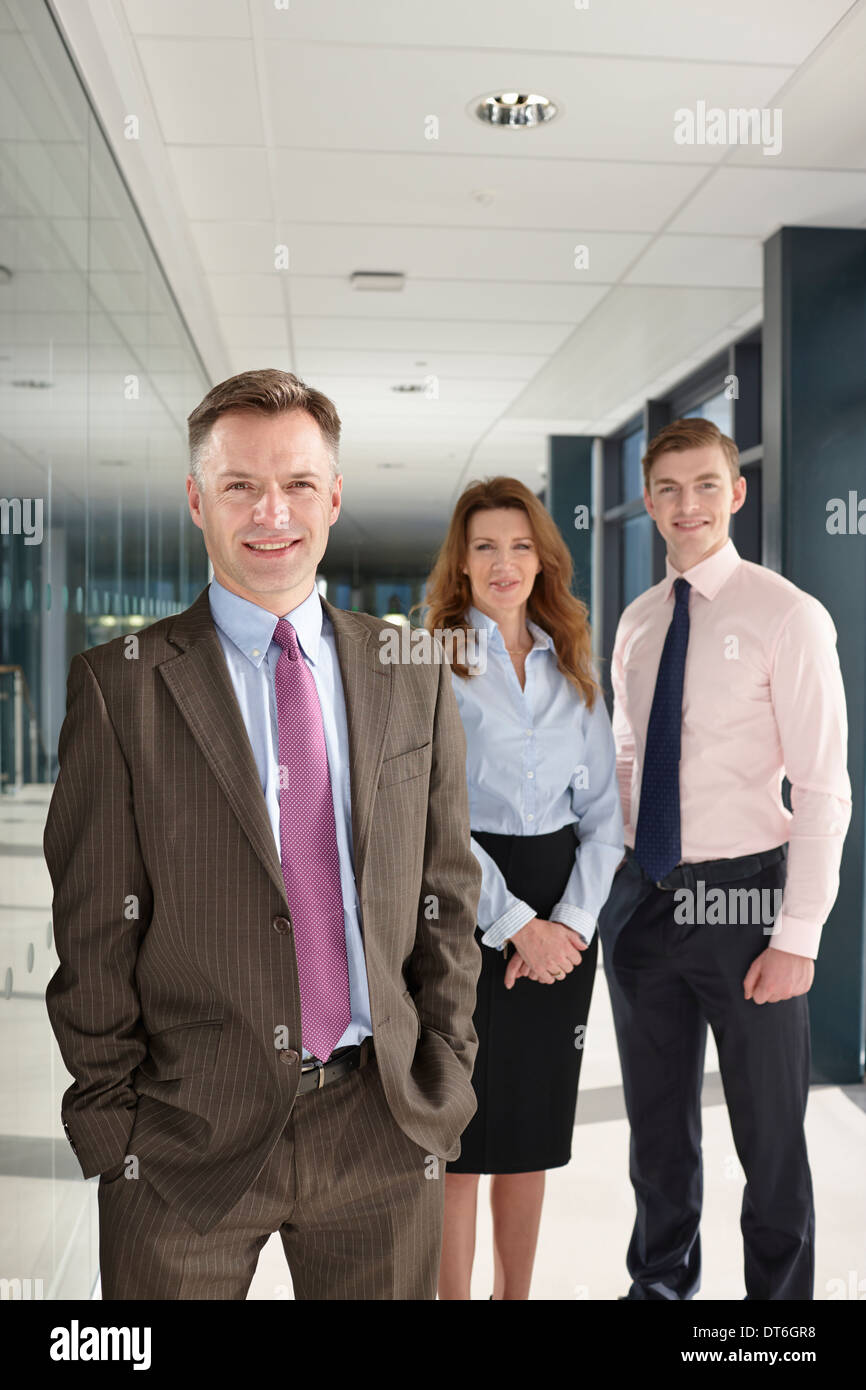 Portrait de collègues d'affaires dans le couloir Banque D'Images