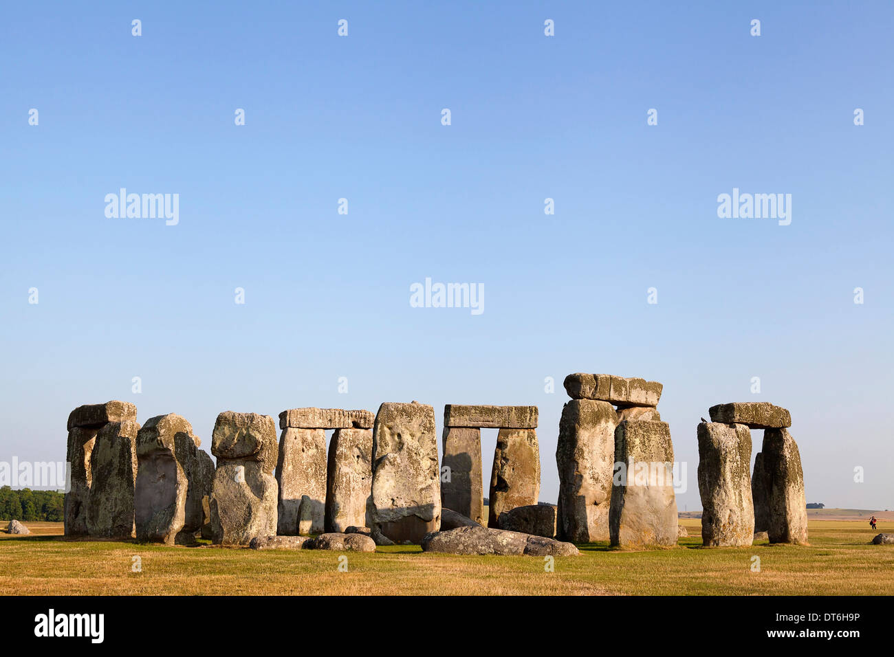 L'Angleterre, dans le Wiltshire, plaine de Salisbury, Stonehenge, anneau préhistoriques de pierres érigées contre un ciel bleu. Banque D'Images