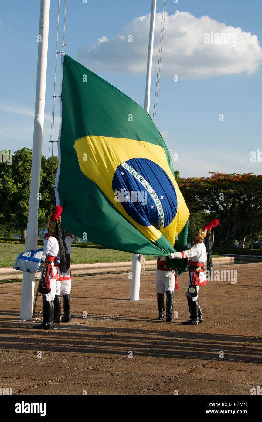 La Garde présidentielle dans l'uniforme de cérémonie, abaisser les drapeaux chaque soir au Palacio da Alvorada à Brasilia, Brésil Banque D'Images