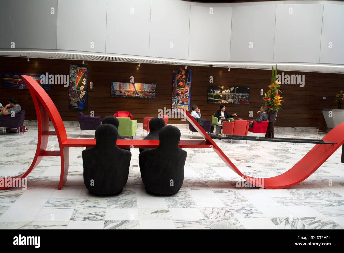 Chaises et tables artistiques dans le cadre du mobilier de La salle de réception au Royal Tulip Brasilia Alvorada in Le District fédéral de Brasilia i Banque D'Images