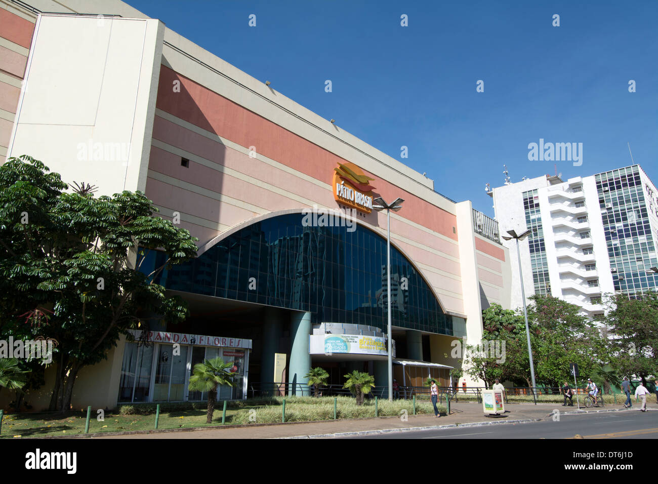 L'un des grands centres commerciaux à Brasilia, au Brésil, est le Patio Brasil. Le centre commercial dispose d'une gamme complète de boutiques et cinémas Banque D'Images