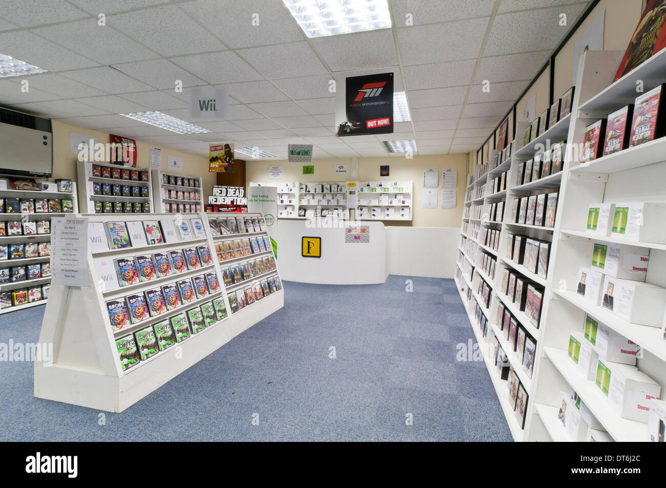 Multi media store - DVD, jeux PC, CD musicaux avec aucun assistant ou clients. Banque D'Images